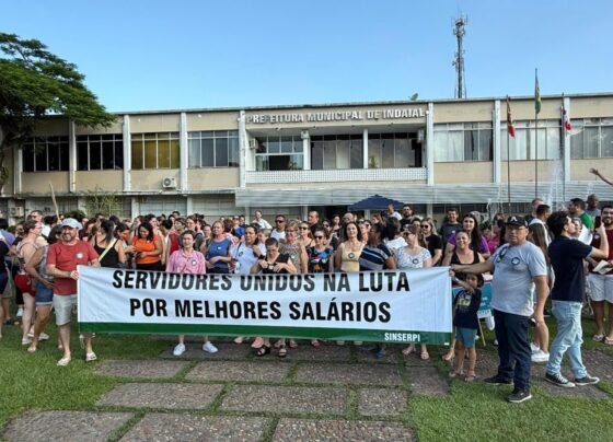 Servidores de Indaial protestam por reajuste salarial e aumento do vale-alimentação