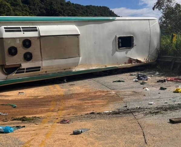 Ônibus tombou no Km 16 (Foto: Guilherme Barbosa, NSC TV)