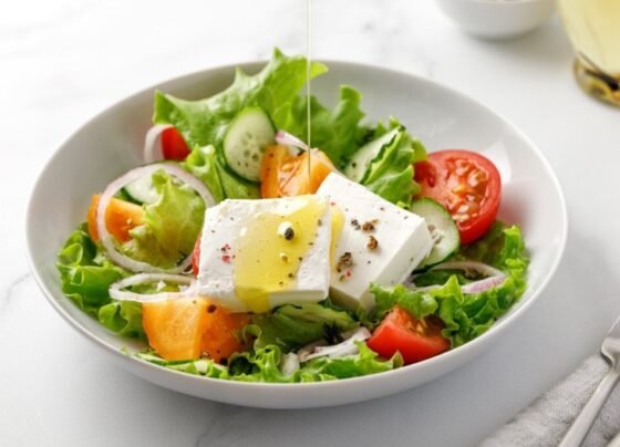 Salada de alface com tomate e queijo feta (Imagem: Maria Tebriaeva