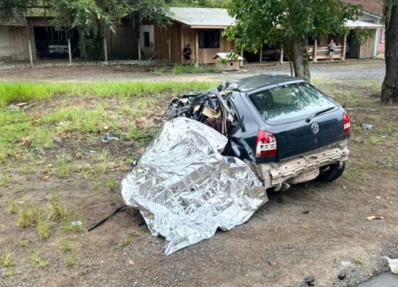 Acidente entre carro e carreta deixa três pessoas mortas e uma em estado grave na BR-470 em SC