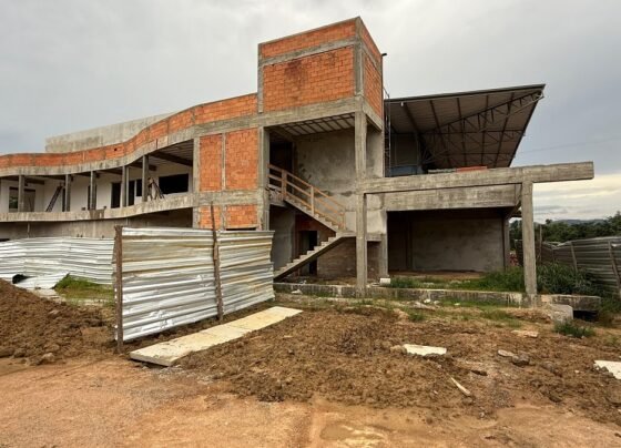 Adolescente na obra do Complexo Esportivo de Timbó era filho de funcionário, dizem operários
