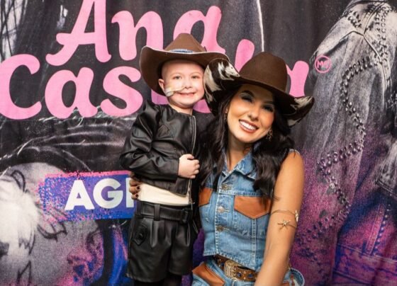 Ana Castela realiza sonho de fã mirim em tratamento contra o câncer antes de show em Blumenau Na noite de sábado, 1º de fevereiro, antes de subir ao palco do Sommer Festival e animar o público com seus sucessos, Ana Castela viveu um momento especial nos bastidores. A cantora conheceu Alice Vicenzi, de apenas 6 anos, que está em tratamento contra a leucemia no Hospital Santo Antônio. O encontro emocionou a todos: abraços, sorrisos e um brilho no olhar demonstraram o impacto da música na vida da pequena fã. Alice, que já havia assistido a um show da artista, mas sonhava em estar mais perto dela, teve seu desejo realizado de maneira inesquecível. Além de conhecer Ana Castela pessoalmente, ela pôde acompanhar o show de um local privilegiado e ainda subiu ao palco para cantar ao lado da cantora. Para a menina, que se considera uma grande amiga da artista, aquele foi um momento único. A relação entre Alice e Ana Castela começou há dois anos, quando a menina passou a ouvir as músicas da cantora junto com sua irmã, Yara, de 17 anos. Desde então, a paixão só cresceu. Alice, que já coleciona sete chapéus de boiadeira, costuma chamar a artista de