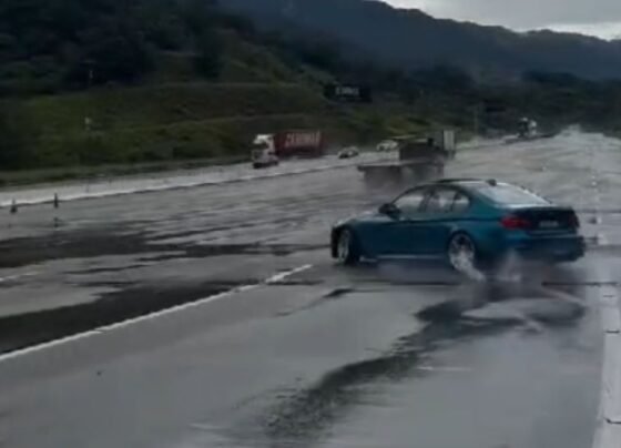 Carros de luxo fizeram manobras perigosas na BR-101 (Foto: Reprodução, redes sociais)