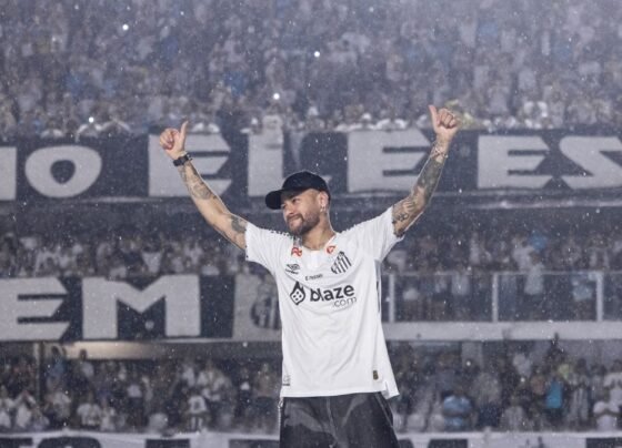 Imagem mostra Neymar na apresentação com a camisa branca na Vila Belmiro