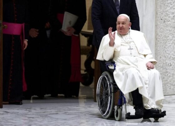 Papa Francisco esteve internado para tratar uma pneumonia bilateral (Foto: Guglielmo Mangiapane, Arquivo Reuters)