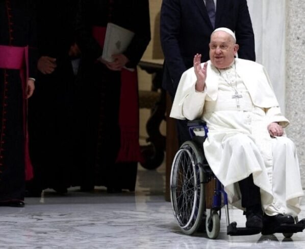 Papa Francisco esteve internado para tratar uma pneumonia bilateral (Foto: Guglielmo Mangiapane, Arquivo Reuters)
