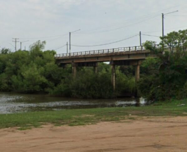 Pai joga filho de ponte