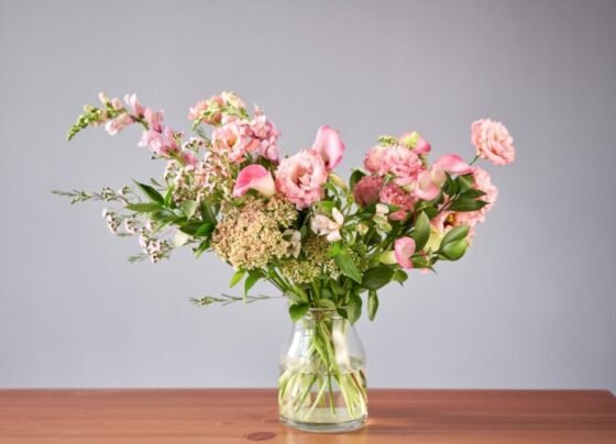 Os arranjos com flores do tipo lisianthus são uma alternativa mais acessível (Imagem: Fusionstudio