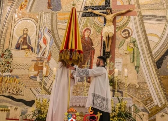 Qual o significado do “guarda-chuva” que é fechado após a morte do papa em basílica de SC
