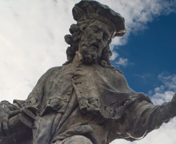 Conheça a história de Santo Ivo, protetor da advocacia, e a oração que inspira fé, justiça e caridade