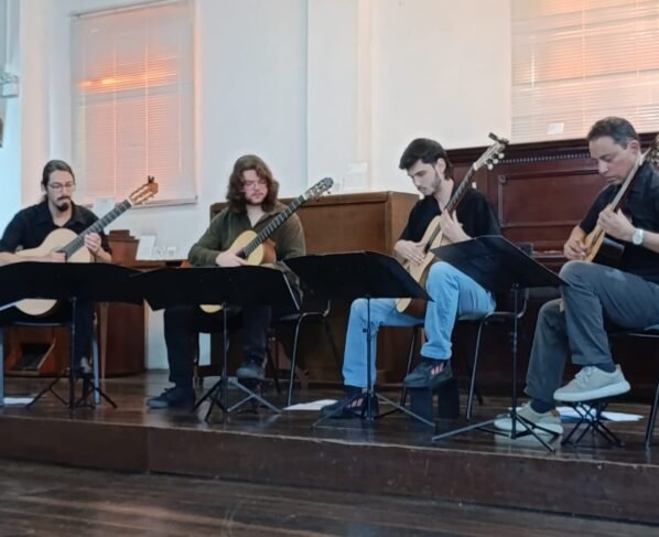 Camerata de Violões da Furb encanta público no Museu da Música