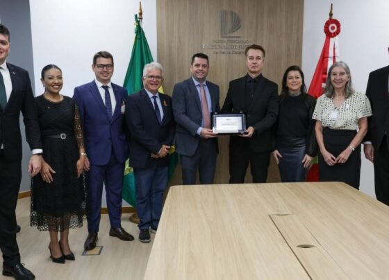 Desembargador João Marcos Buch recebeu título de cidadão honorário de Joinville (Foto: Câmara de Vereadores de Joinville)