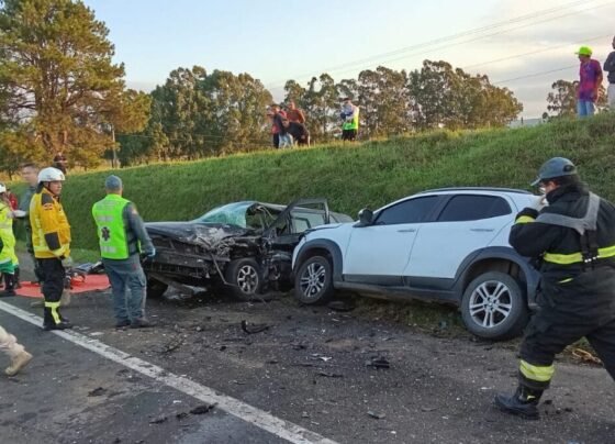 Acidente envolveu três veículos (Foto: CBMSC, Divulgação)