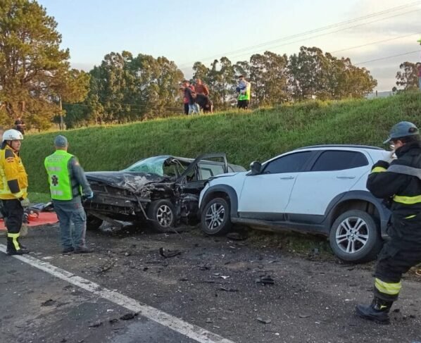 Acidente envolveu três veículos (Foto: CBMSC, Divulgação)