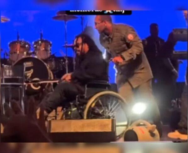 Marcelo Falcão sofre acidente durante show e sai do palco de cadeira de rodas
