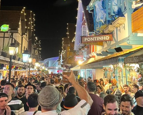 Oktoberfest Blumenau 2025 registra público recorde com mais de 80 mil visitantes em um único dia