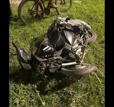 Acidente deixa pessoas gravemente feridas após motoneta sair da pista