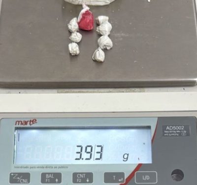 Adolescente é apreendido por tráfico e motorista é preso por