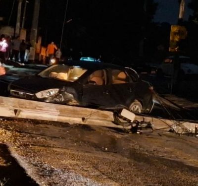 Carro derruba poste e causa apagão no Cedro Alto, em