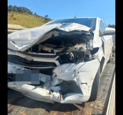 Carro e caminhonete colidem em curva de rodovia entre Brusque