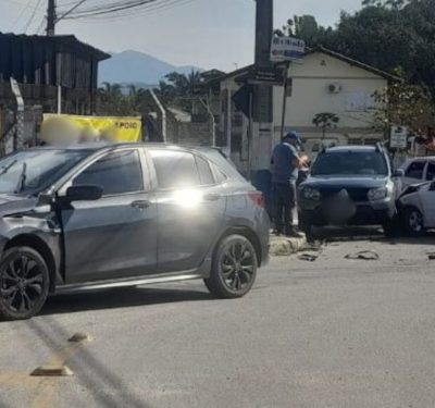 Colisão entre três carros é registrada neste sábado, em Guabiruba