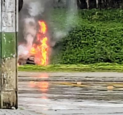 Confira carro em chamas após ser retirado do rio Itajaí-Mirim,