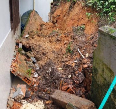 Deslizamento derruba muro de casa no bairro Thomaz Coelho, em