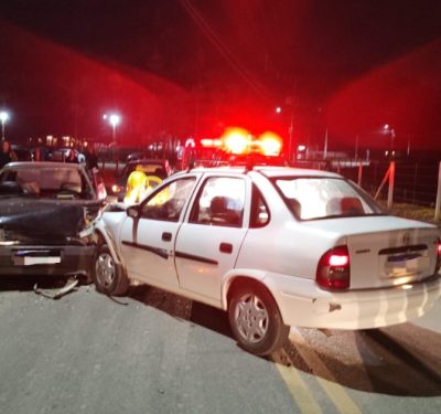 Duas pessoas ficam feridas após colisão entre carros, em Gaspar