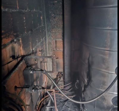 Fogo atinge estrutura com caixas de água em casa de
