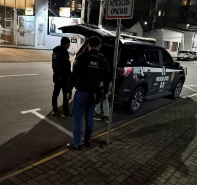 Grupo que vendia drogas perto de praça e escola é