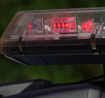 Homem e mulher são detidos ao tentarem vender drogas em