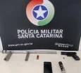 Homem é preso por agredir companheira e manter arma de
