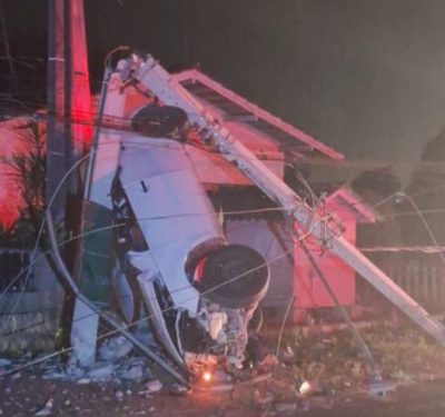 Motorista abandona carro após bater e destruir poste no Dom