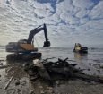Retirada embarcação encalhada na praia do Gravatá em Navegantes há