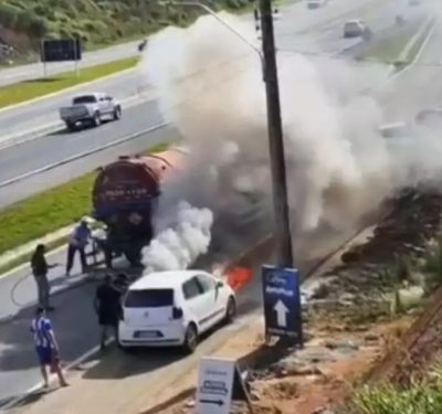 VÍDEO – Carro pega fogo na BR-470, em Blumenau, e